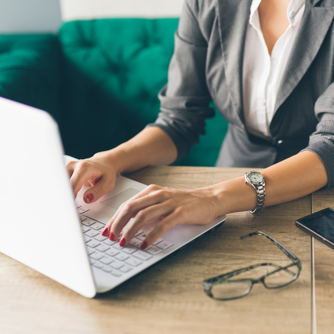 AI-assisted-web-chat-hero-img-1